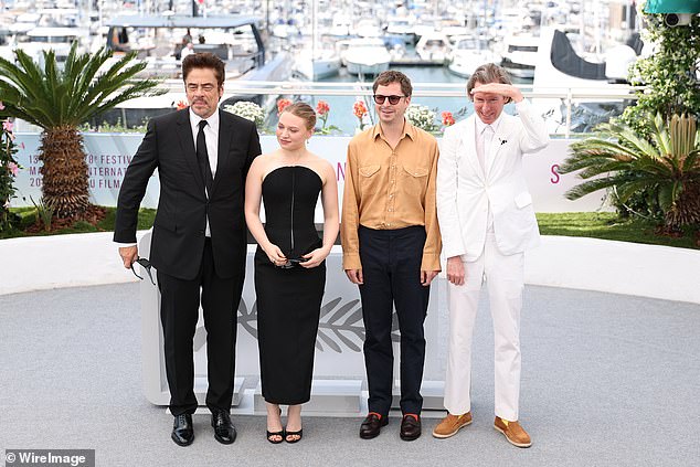 (LR) Benicio del Toro و Mia Threapleton و Michael Cera و Wes Anderson