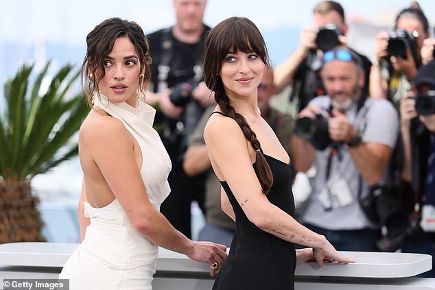 بدت الأمور أكثر تحضراً في Photocall Splitsville مع داكوتا جونسون وأدريا أرجونا المذهلة للكاميرا