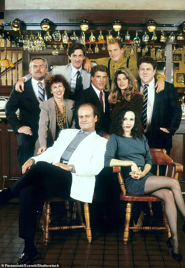 الممثل الأسطوري ، الذي لعب دور البارفي المحبوب في عرض NBC الناجح من 1982-1993 وحصل على ستة ترشيحات متتالية إيمي للدور - في الصورة أعلى اليمين مع الممثل - Rhea Perlman ، Ted Danson ، Woody Harrelson ، John Ratzenber ، Kelsey Grammer ، Kirstie Alley ، Roger rees و Be Be Be Be Be Be Be Be Be Be Be Be Be Be Be Beberth