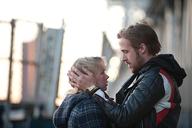 يعود الفيلم ذهابًا وإيابًا من Dean و Cindy كونه سعيدًا وفي حالة حب لكونهما عكسهما تمامًا ، حيث أوضح وليامز وجود
