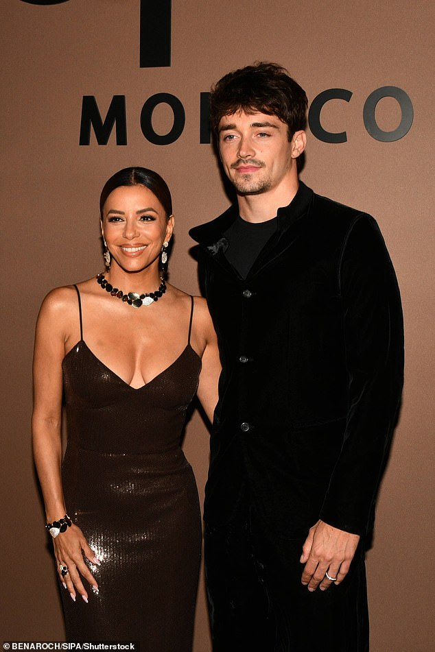 انضم إلى إيفا في هذا الحدث من قبل سائق F1 Charles Leclerc ، 27 عامًا ، الذي بدا ذكيًا في سترة سوداء وسروال