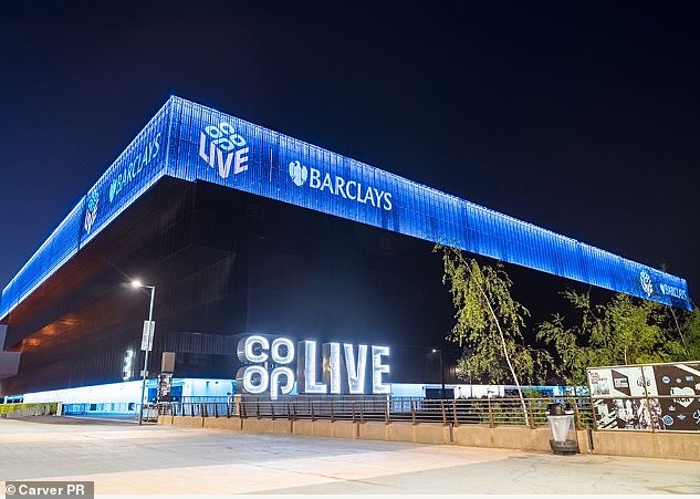 سيشهد جزء من جولته أيضًا أن روبي يقضي ليلتين في منطقة Co-op Live في مانشستر. أعلنت باركليز يوم الأربعاء شراكاتها الجديدة كشريك مؤسس لـ Co-op Live