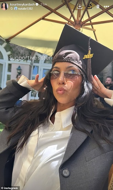 احتفلت شقيقة أولد كورتني كارداشيان أيضًا ، متظاهرًا في قبعة التخرج في Snap Instagram