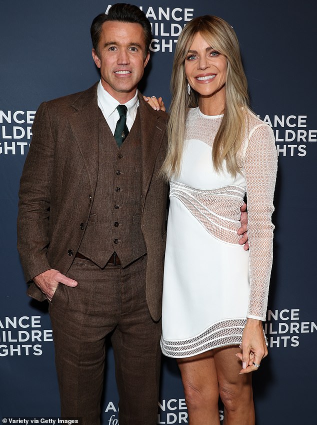 قفزت Gossip Girl Alum إلى قصصها في Instagram لتشكيل روب McElhenney وزوجته Kaitlin Olson على أحدث غلاف متنوعين تم إسقاطه يوم الأربعاء ؛ شوهد روب وكيتلين في أبريل في بيفرلي هيلز