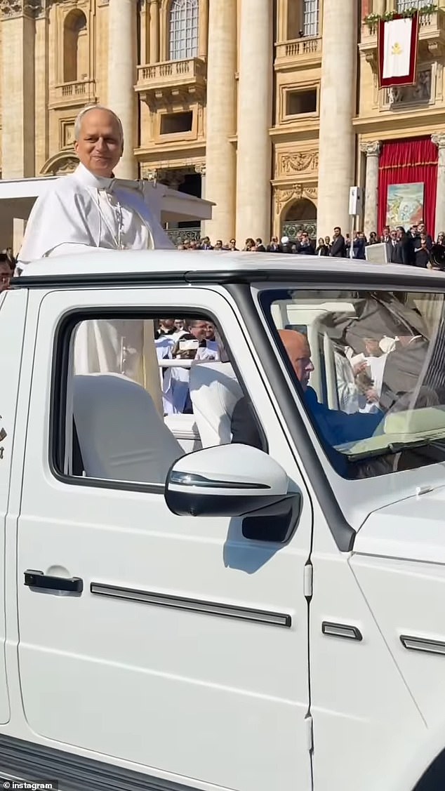 في يوم الأربعاء ، شاركت أيقونة التلفزيون البالغة من العمر 71 عامًا فيديو عن نفسها ، وهي جايل كينغ وماريا شريفر وهي تشتت على البابا الجديد بعد جدواته الافتتاحية. يبدو أن أوبرا لفت انتباهه