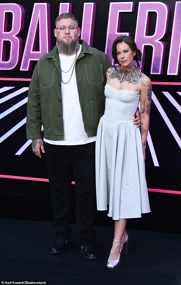 رجل المغني Rag'n'bone ، واسمه الحقيقي روري جراهام ، وفي الوقت نفسه تم عرضه على عرض محبوب مع زوجته Zoe Beardsall