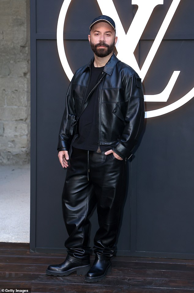 خرج الضيوف بمن فيهم Woodkid لمشاهدة Louis Vuitton تكشف عن مجموعة Cruise 2026 تحت إشراف المصمم Nicolas Ghesquière