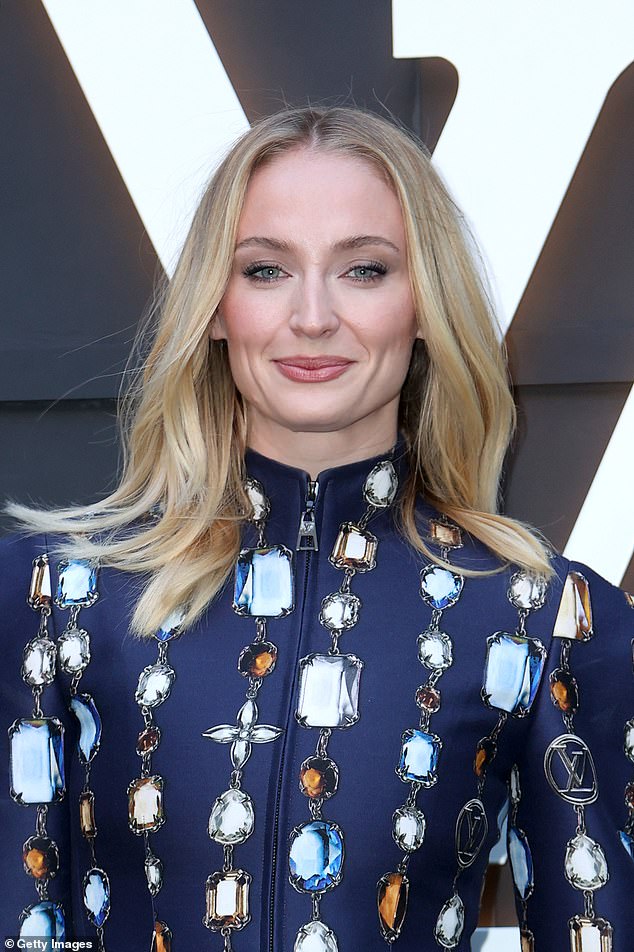 صممت نجمة لعبة Game of Thrones Tresses الذهبية بطريقة مستقيمة وأبرزت ميزاتها المذهلة مع لمسة من أحمر الخدود وأحمر الشفاه