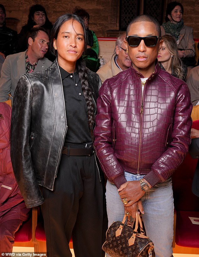 وضع Pharrell Williams على شاشة عصرية في سترة جلدية أرجوانية بينما خرج مع هيلين لاسيشانه