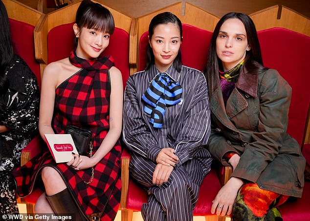 انضم سوزو من قبل Gingle Wang و Sara Serraiocco حيث جلسوا لمشاهدة حدث المدرج