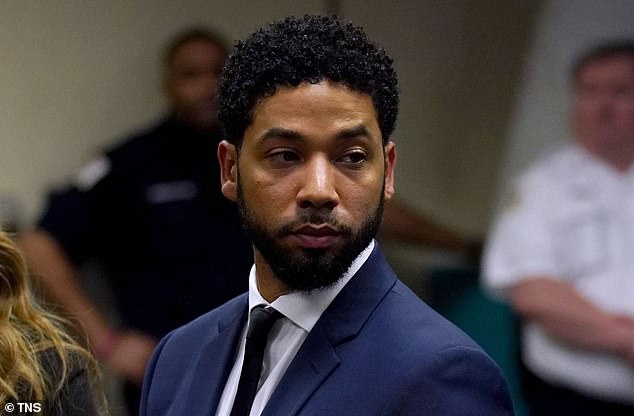 تبرعت Smollett بمبلغ 50،000 دولار للمبنى بمركز أفضل للعقود الآجلة للفنون الخيرية في شيكاغو. لم يوقع القاضي بعد لجعله رسميًا ؛ تم تصويره في المحكمة في عام 2019