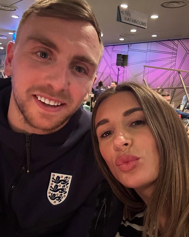 سوف يطير Jarrod إلى Vegas يوم الاثنين ويعود يوم الخميس ، وهو خيار محفوف بالمخاطر مع حفل الزفاف بعد يومين فقط