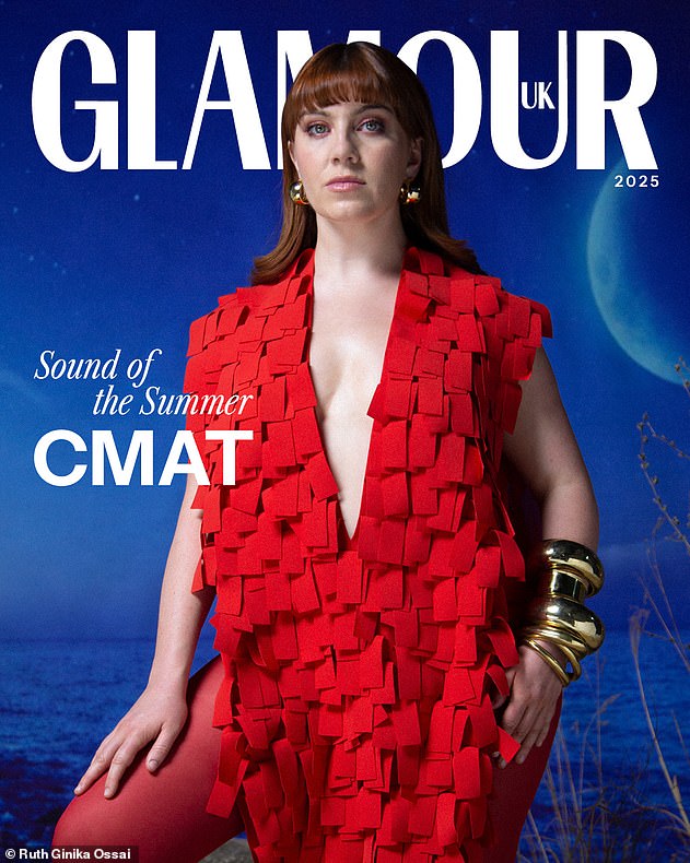 كشفت Glamour UK النقاب عن أغلفة صوتها الصيفي ، والتي تضم Joy ، Darkoo ، 23 ، و CMAT ، 29 ، يوم الجمعة (CMAT في الصورة)