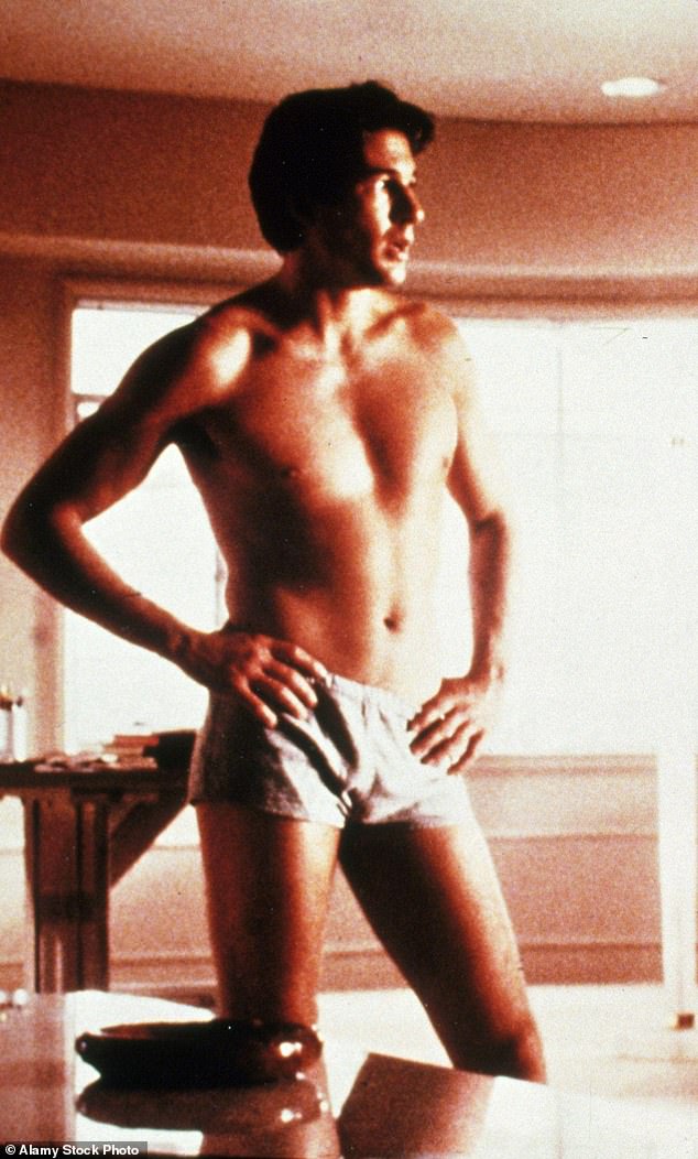 عرضت American Gigolo مجموعة كبيرة من المشاهد المفعم بالحيوية بما في ذلك العري الذكور الكامل