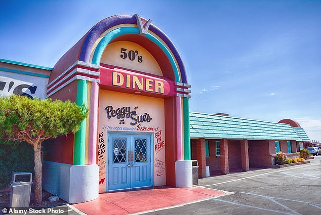 ولكن عندما توقفوا في Diner Peggy Sue الشهيرة في Route 66 ، عادوا إلى سيارة محطمة تمامًا ، مع انتهاء جميع ممتلكاتهم