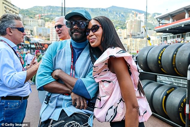 شوهدت نعومي أيضًا مع الصديق المقرب Will.i.am على الشبكة قبل بدء التصفيات