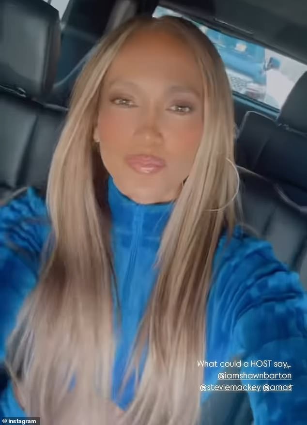 قامت الممثلة أيضًا بتحميل فيديو صورة شخصية أثناء الجلوس في المقعد الخلفي للسيارة وهي تتجه إلى وجهتها التالية