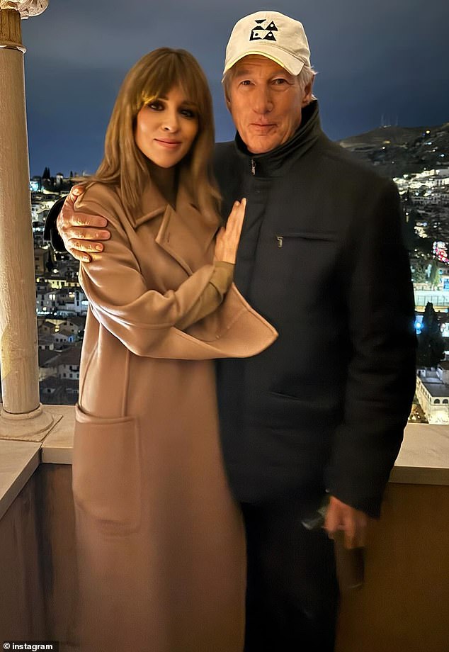آخر منشورات Gere لا يمثل وقتًا طويلاً بعد أن انتقل النجم رسميًا إلى إسبانيا مع زوجته أليخاندرا وأطفالهم
