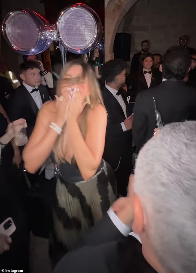 كانت الممثلة هي Belle of the Ball في حفلة عيد ميلاد Pal J Galvin الأربعين مساء السبت