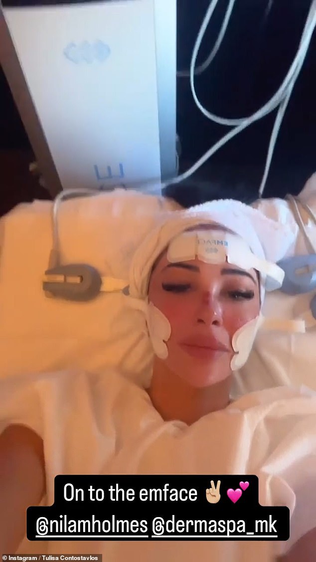 بعد ماسحة كاملة الجسم ، استمتعت Tulisa eMface ، والتي تجمع بين الترددات الإشعاعية مع Hifes (التحفيز الكهربائي للوجه عالي الكثافة) إلى عضلات نغمة