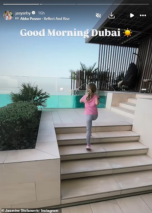 تُظهر ياسمين فندقها الفاخر على Instagram من خلال نشر الصور بانتظام مع أتباعها