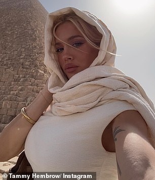 أكملت مجموعتها مع سراويل ملونة مطابقة وغطت أقفالها مع الحجاب