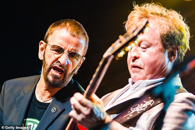في السنوات الأخيرة ، قام بجولة في جميع أنحاء العالم مع فرقة رينجو ستار. في الصورة مع Ringo Starr في نوفمبر 2011 أثناء عروضها في Sao Paulo ، البرازيل