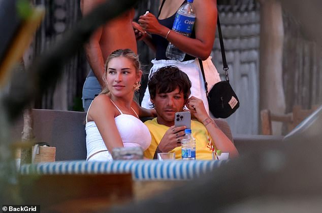 نجم One Direction السابق لويس توملينسون مصور مع زارا في بانانا بيتش في كوستاريكا
