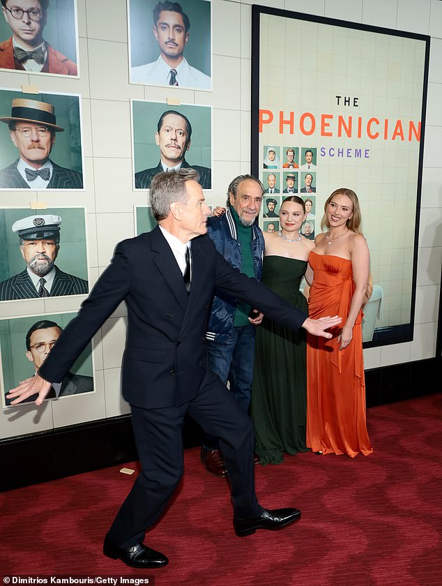 في هذه الأثناء ، كانت Cranston's (L) السجادة الحمراء الغريبة بالتأكيد مسلية Scarlett وهي تتظاهر مع إبراهيم (2-L) و Threapleton (2-R)