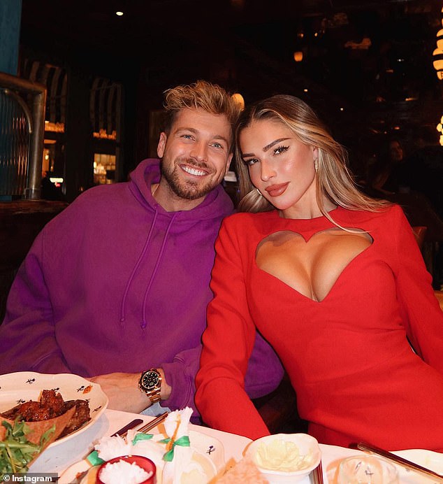 في مكان آخر ، كانت Sam's ex Zara McDermott تعبئًا على PDA مع صديقها الجديد لويس توملينسون خلال عطلة رومانسية إلى كوستاريكا