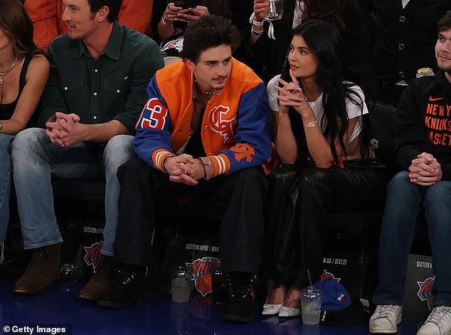عرض مروحة Ardent Knicks إخلاصه مع سترة زرقاء وبرتقالية