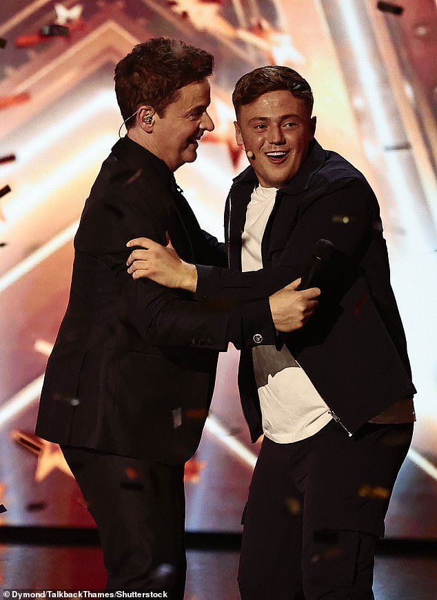 قفز هاري لأعلى ولأسفل وصرخ بعد أن استدعى مضيفات Ant McPartlin و Declan Donnelly اسمه