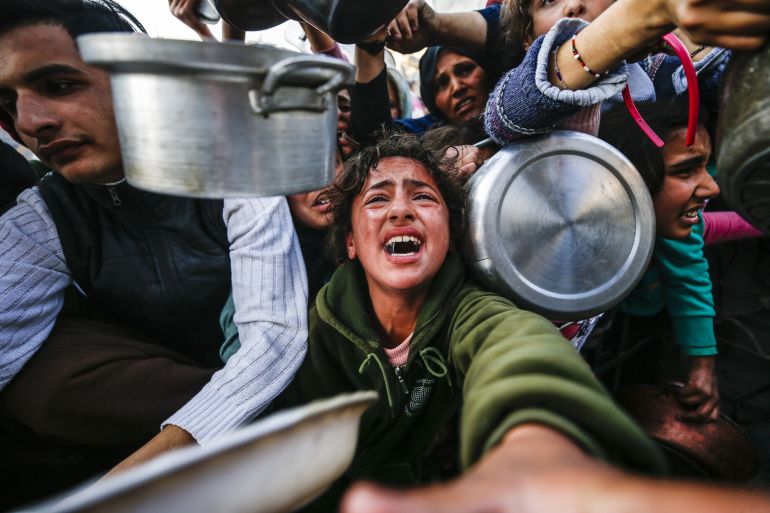 مدينة غزة ، غزة - 11 مارس: ينتظر الفلسطينيون في طوابير طويلة لتلقي أواني من الطعام وهم يواجهون أزمة طعام بعد نهاية المرحلة الأولى من اتفاق وقف إطلاق النار ، الذي استمر لمدة 42 يومًا ، أوقفت إسرائيل جميع إمدادات المساعدات الإنسانية من دخول جازا في معسكر جاباليا في شريط غازا في 11 مارس. تفاقم أزمة الوقود والأغذية. من خلال انتهاك اتفاق وقف إطلاق النار وحظر دخول المساعدات الإنسانية ، تقوم إسرائيل بتنفيذ سياسة