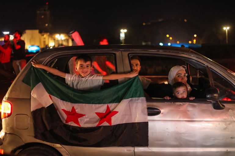 يحتفل الناس في ميدان أومياد في دمشق بعد قرار الرئيس الأمريكي دونالد ترامب برفع العقوبات في سوريا ، في 13 مايو 2025.