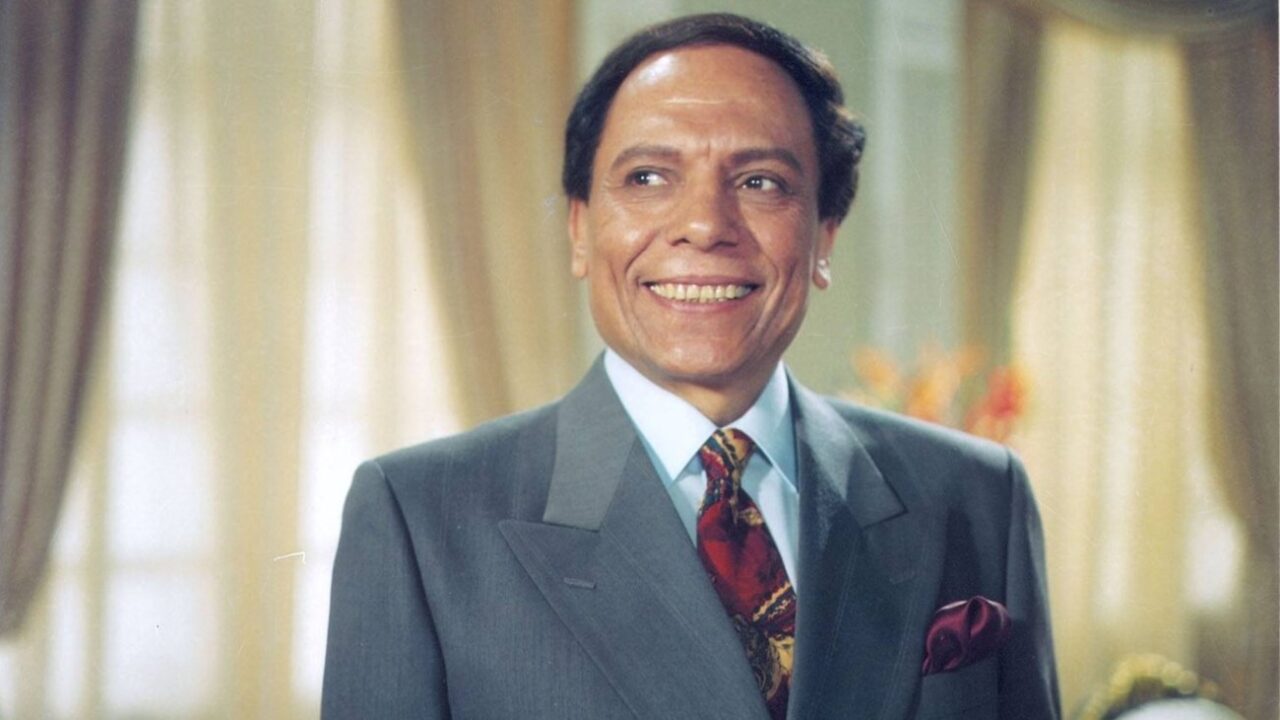 عادل الإمام يبلغ من العمر 85 عامًا: أيقونة مصر الدائمة للضحك والتحدي والحقيقة