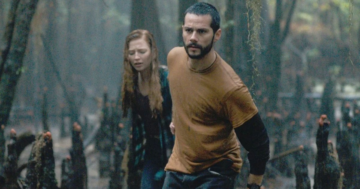 رجل يحمل يد امرأة في