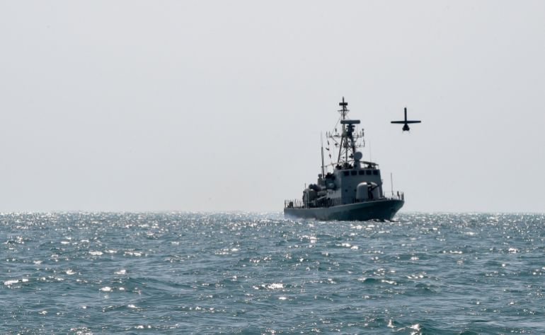 يطير بدون طيار في البحرية الأمريكية Martin UAV فوق مياه الخليج بينما يشارك عبد الرحمن في مجال البحرين البحري الملكي (RBNF)