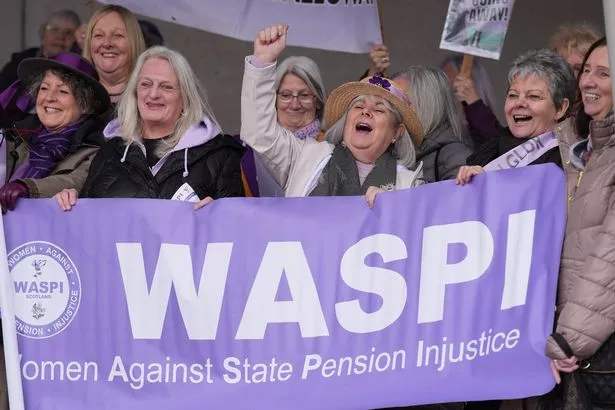 يحتج الناس في امرأة ضد عدم المساواة في المعاشات التقاعدية (WASPI) خارج البرلمان الاسكتلندي في إدنبرة ، وحملات من أجل العدالة والتعويض الكامل. تاريخ الصورة: الخميس 18 أبريل 2024. يجب قراءة الائتمان الصورة: Andrew Milligan/PA Wire