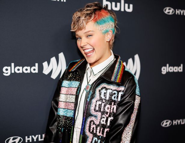 Jojo Siwa ، في سترة أسود وقميص أبيض ، في عام 2025.