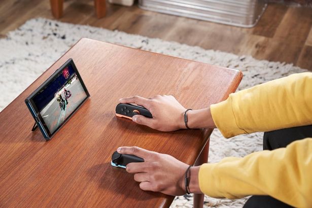 شخص يلعب ماريو كارت على Nintendo Switch 2