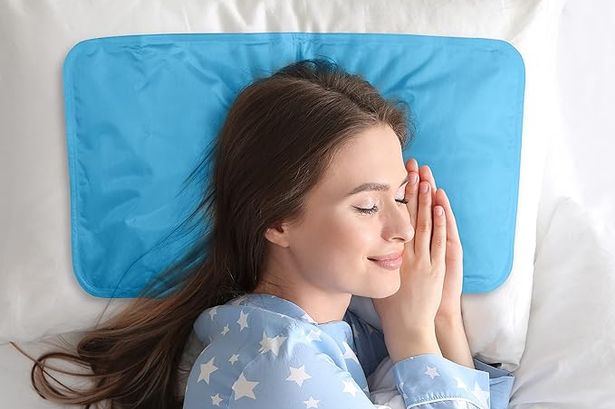 تنام المرأة مع وسادة وسادة التبريد