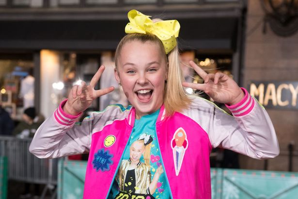 Jojo Siwa ، في قمة زرقاء وبلدي ، في عام 2017.
