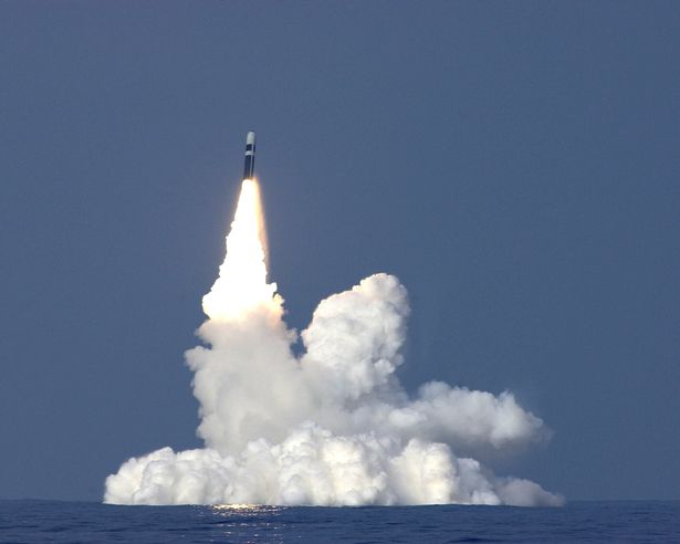 صاروخ Trident II D5 يكسر السطح ، بعد إطلاقه من HMS Vanguard غواصة صاروخية استراتيجية.  