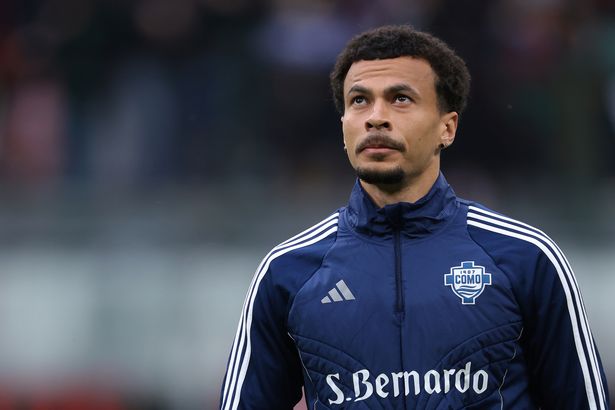 Dele Alli في سترة نادي لكرة القدم Como على أرض الملعب.