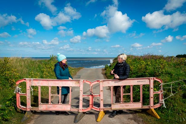 VANISHING BRITAIN - تزور ندى فرحود قرية Happisburgh في نورفولك التي تتأثر بشكل خطير بالتآكل الساحلي. المقيم نيكولا بايليس الذي سيضيع منزله على شاطئ بيتش سيضيع في البحر.