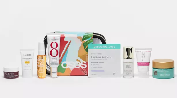 داخل 40 جنيه إسترليني ASOS Travel Beauty Edit بقيمة 135 جنيهًا إسترلينيًا