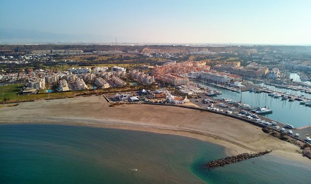 Aerial Drone Point View Photography Almerimar Townscape ، الخط الساحلي الرملي الشاطئ الفارغ ، السفن البحرية المرسلة في منتجع ميناء مارينا ، خليج البحر الأخضر ، يوم مشمس السماء الأزرق ، ألميريا ، إسبانيا