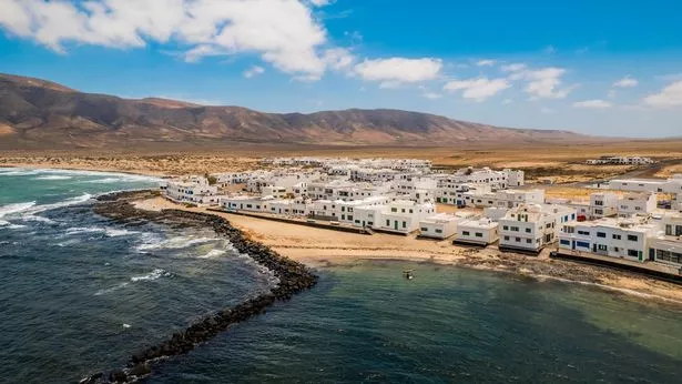 منظر جوي لقرية Caleta de Famara