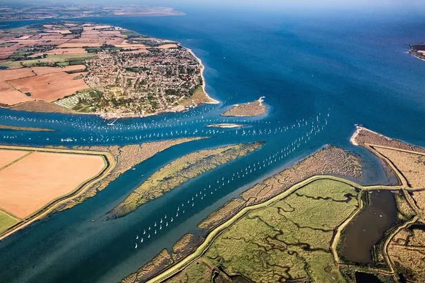 منظر جوي للشواطئ في ويست ميرسي ، جزيرة ميرسي ، إسيكس ، إنجلترا