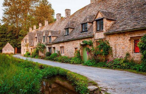 Arlington Row ، Bibury ، The Cotswolds ، Gloucestershire ، إنجلترا